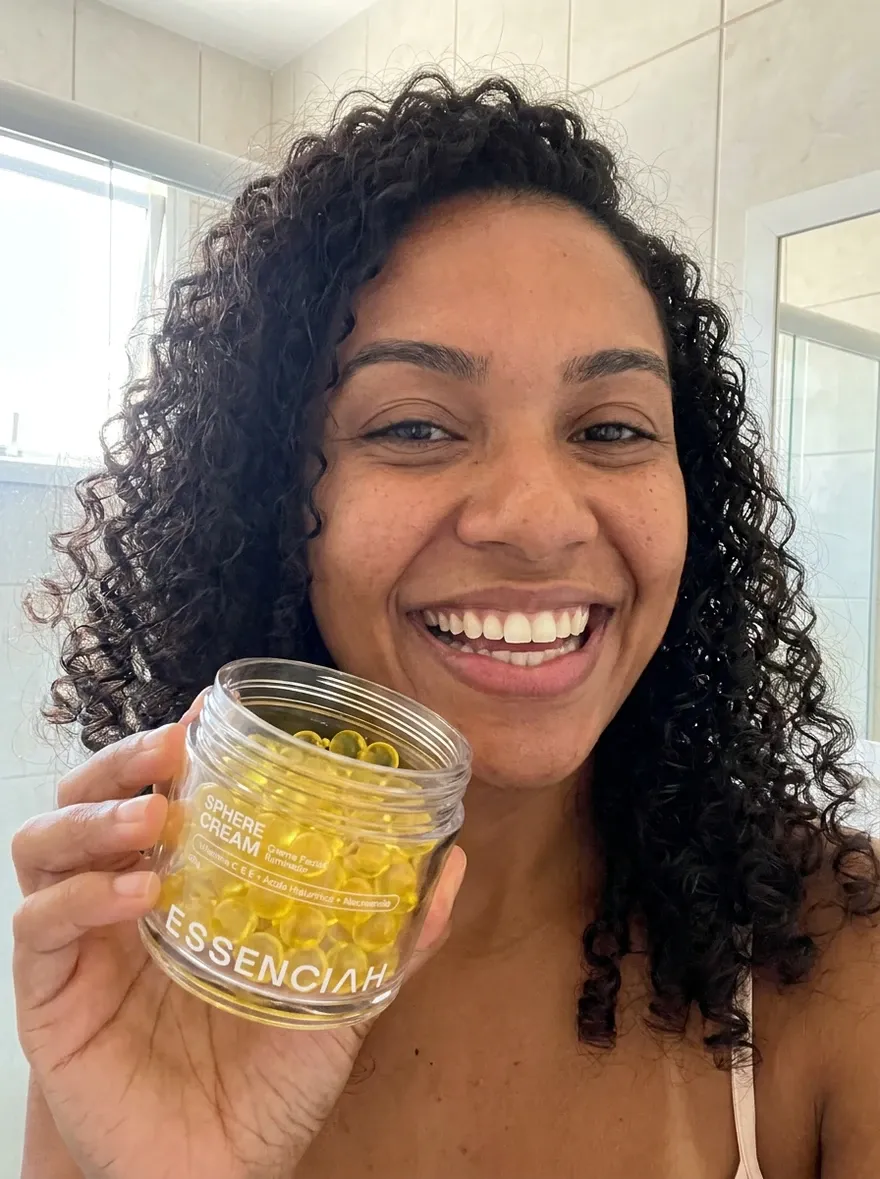 Cliente sorrindo com o Sphere Cream