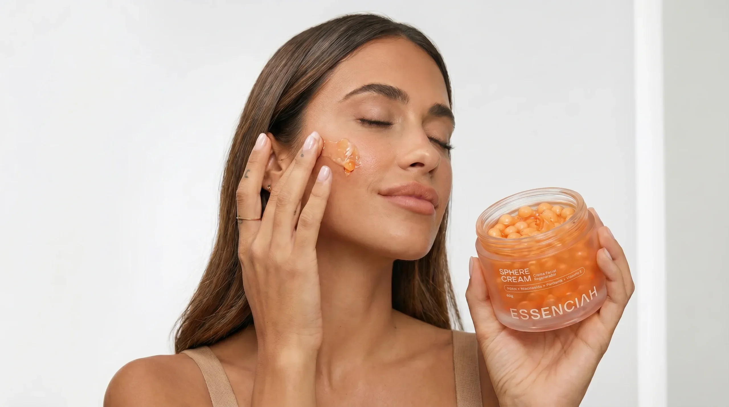 Mulher aplicando as esferas do Sphere Cream no rosto