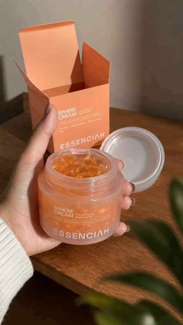 Cliente segurando a caixa e o pote de Sphere Cream