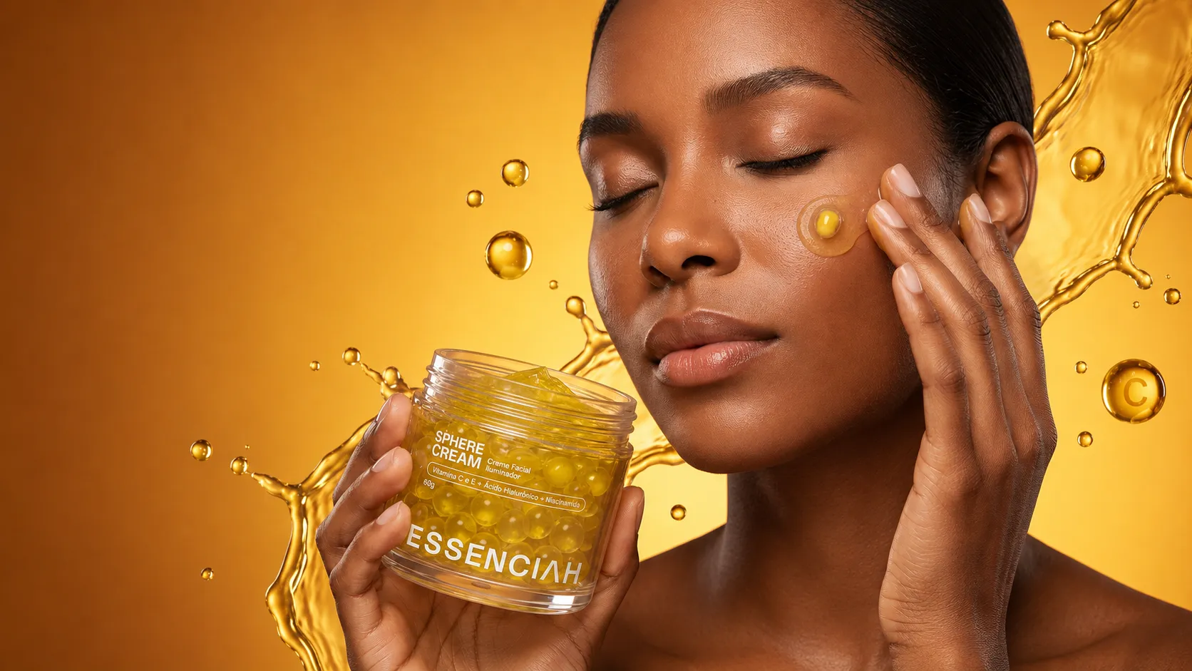 Mulher aplicando o Sphere Cream, segurando o pote de esferas de vitamina C
