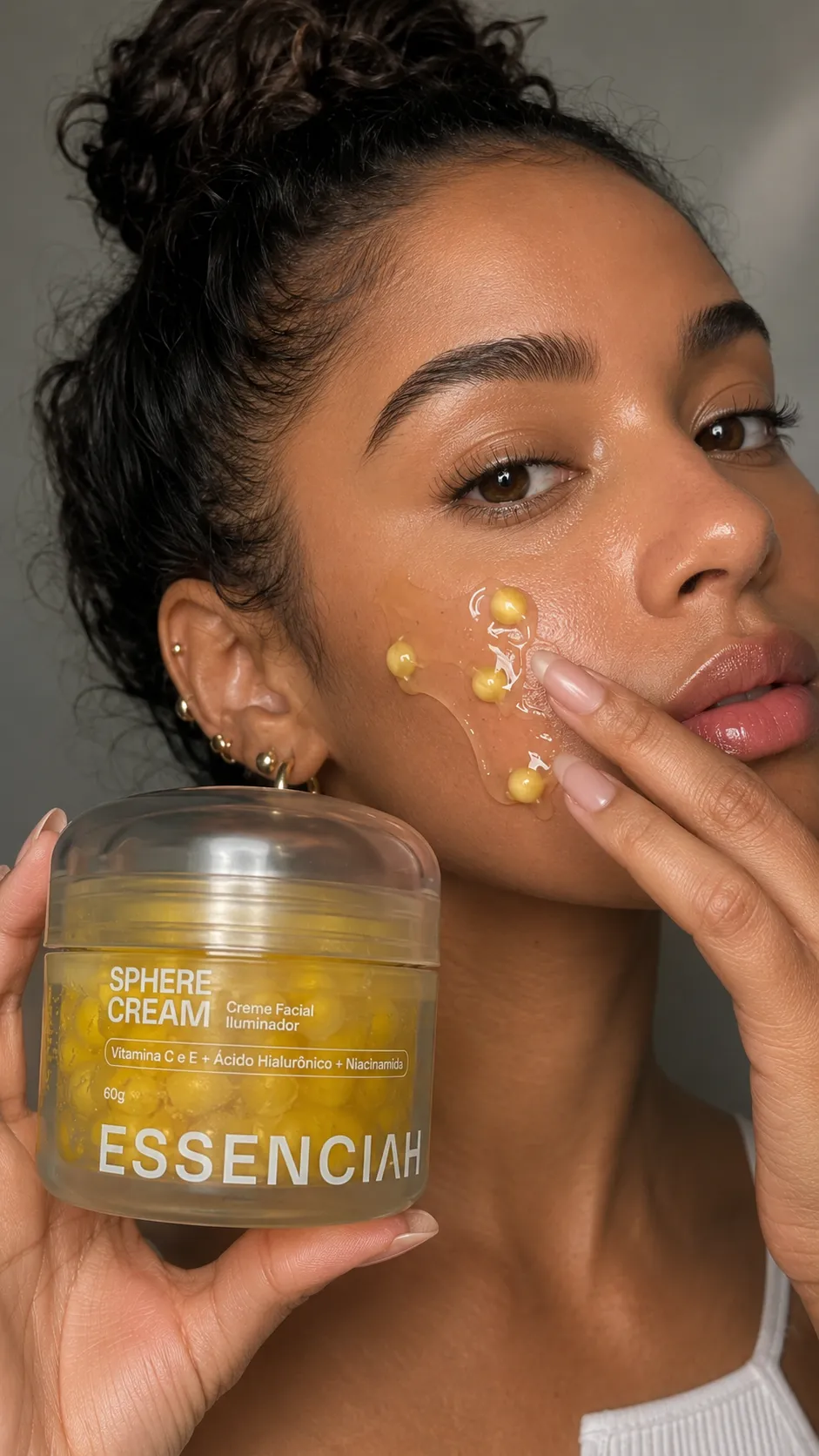 Cliente segurando o pote de Sphere Cream