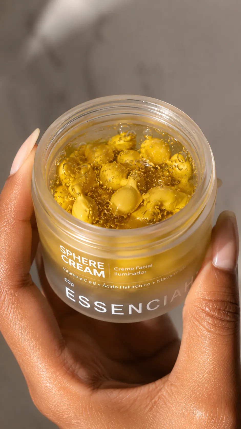 Cliente sorrindo com o Sphere Cream