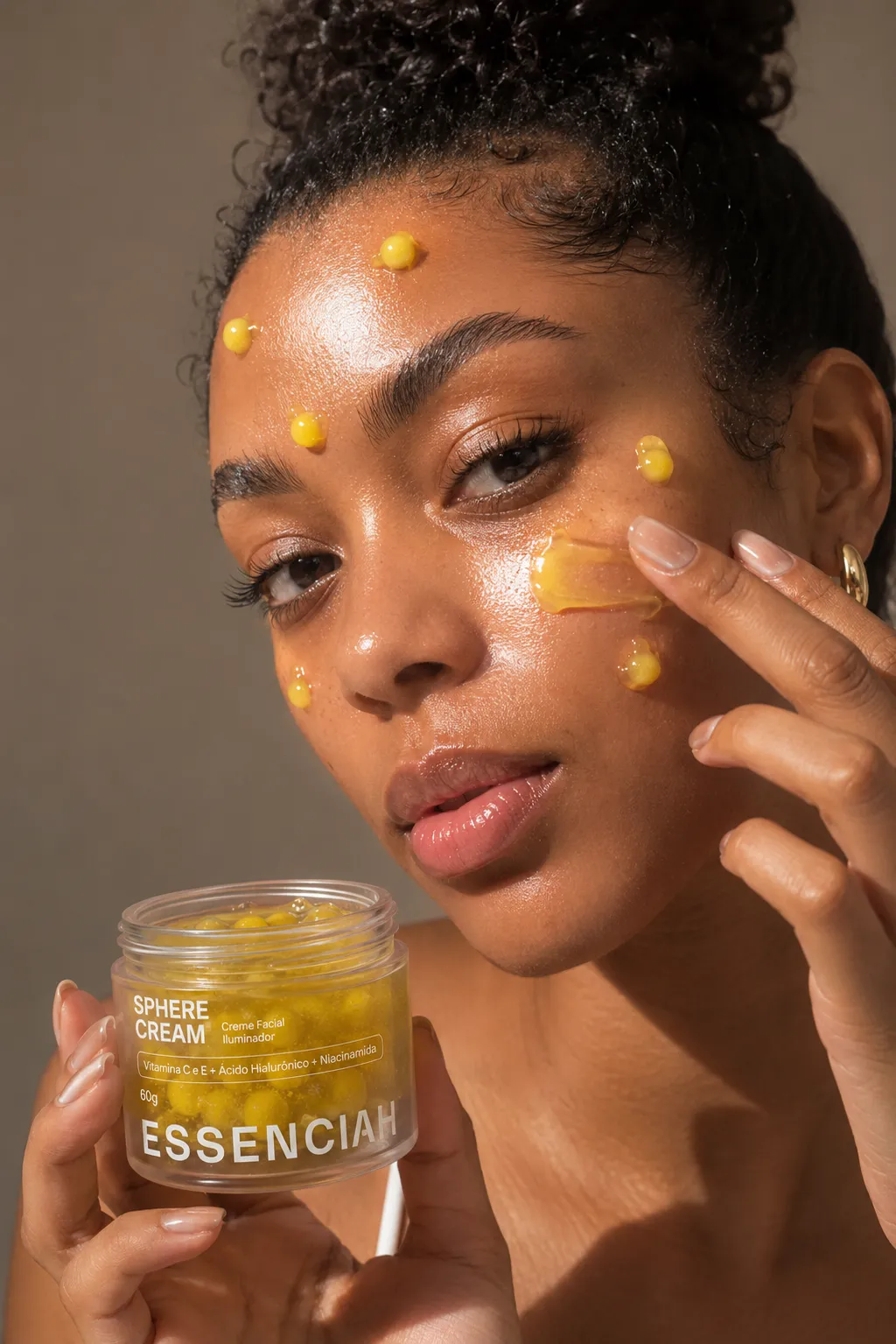 Mulher aplicando o Sphere Cream, pele iluminada