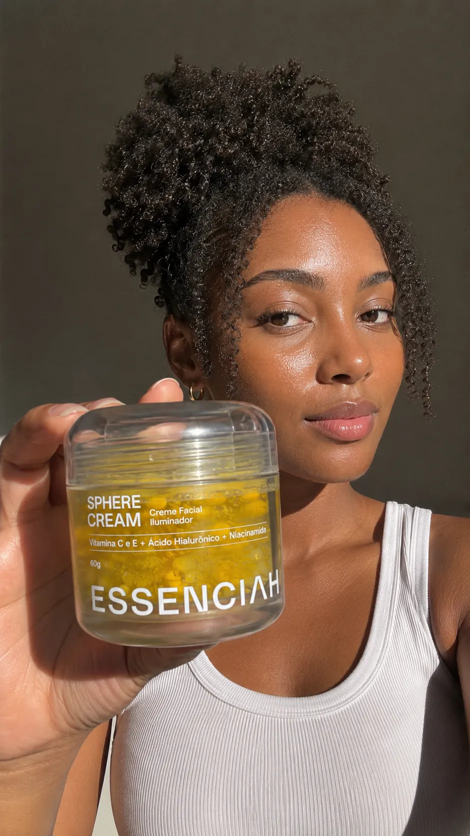 Cliente segurando o Sphere Cream